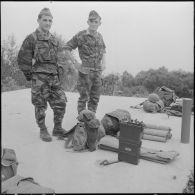 Algérie. Section opérationnelle technique aéroportée (SOTAP). Opération "Mangouste 13 Violette". Groupe d'orienteurs marqueurs avec leur matériel.