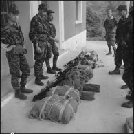 Algérie. Section opérationnelle technique aéroportée (SOTAP). Opération "Mangouste 13 Violette". Matériel utile aux orienteurs marqueurs, conditionnée.