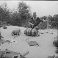 Algérie. Section opérationnelle technique aéroportée (SOTAP). Opération "Mangouste 13 Violette". Une phase du conditionnement.