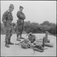Algérie. Section opérationnelle technique aéroportée (SOTAP). Opération "Mangouste 13 Violette". Groupe d'orienteurs marqueurs avec leur matériel.