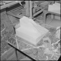 Algérie. Section opérationnelle technique aéroportée (SOTAP). Opération "Mangouste 13 Violette". Maquette en construction.