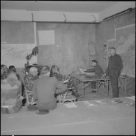 Algérie. Opération "Mangouste 13 Violette". Le Commandant Evaux, chef de la section opérationnelle technique aéroportée (SOTAP) donnant les instructions pour l'opération.