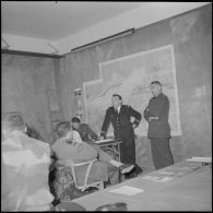 Algérie. Opération "Mangouste 13 Violette". Section opérationnelle technique aéroportée (SOTAP). Les commandants Evaux et Jourdan pendant les préparatifs de l'opération.