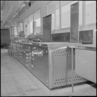 Maison Carrée. Etablissement régional du matériel (ERM). Dans le bâtiment réservé au personnel civil, les nouvelles cuisinières.
