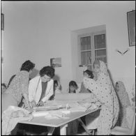 Touggourt. Centre féminin. Atelier couture.