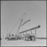 Sahara. Les tubes des pipe-lines sont ensuite disposés pour leur transport sur des camions aménagés spécialement.