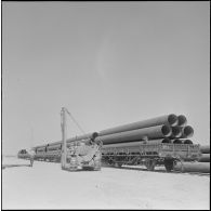 Sahara. Diverses manœuvres des pipe-lines avant leur transport sur la piste.