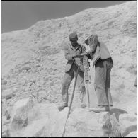 Saint-Lucien. CADO (ciments artificiels d'Oranie). Préparation des trous de charge d'explosifs, pour détruire les gros blocs de ciments.