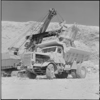 Saint-Lucien. CADO (ciments artificiels d'Oranie). Travail à la carrière.