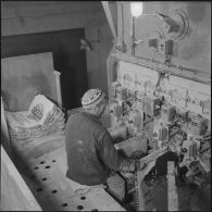 Saint-Lucien. CADO (ciments artificiels d'Oranie). Remplissage automatique des sacs de ciment.