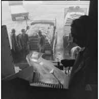 Saint-Lucien. CADO (ciments artificiels d'Oranie). Chargement des sacs dans des camions.