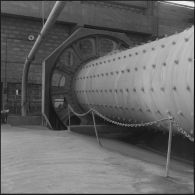 Saint-Lucien. CADO (ciments artificiels d'Oranie). Concasseur en marche.