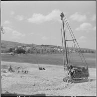 Saint-Lucien. CADO (ciments artificiels d'Oranie). Sonde préparant des trous pour explosifs.