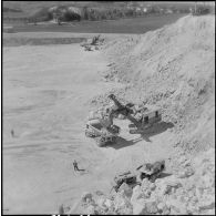 Saint-Lucien. CADO (ciments artificiels d'Oranie). La carrière : une pelle mécanique charge les camions.
