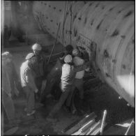 Saint-Lucien. CADO (ciments artificiels d'Oranie). Nettoyage d'un concasseur.