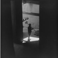 Saint-Lucien. CADO (ciments artificiels d'Oranie). Un ouvrier.