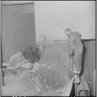 Saint-Lucien. CADO (ciments artificiels d'Oranie). Sortie des premiers concasseurs.