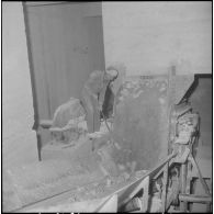 Saint-Lucien. CADO (ciments artificiels d'Oranie). Sortie des premiers concasseurs.