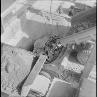 Saint-Lucien. CADO (ciments artificiels d'Oranie). Le concasseur à la sortie de la carrière.