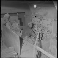 Saint-Lucien. CADO (ciments artificiels d'Oranie). Remplissage des sacs de ciment.