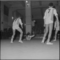 Maison Carrée. Différentes phases du match de volley-ball opposant le centre d'instruction du train n°160 (CIT 160) au 8e régiment d'infanterie alpine (RIA).