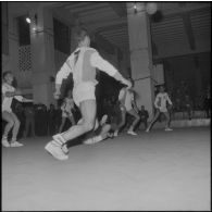 Maison Carrée. Pendant le match de volley-ball opposant le centre d'instruction du train n°160 (CIT 160) au 8e régiment d'infanterie alpine (RIA).