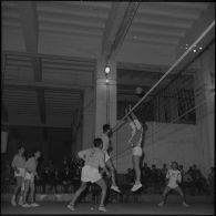 Maison Carrée. Pendant le match de volley-ball opposant le centre d'instruction du train n°160 (CIT 160) au 8e régiment d'infanterie alpine (RIA).