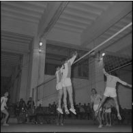 Maison Carrée. Pendant le match de volley-ball opposant le centre d'instruction du train n°160 (CIT 160) au 8e régiment d'infanterie alpine (RIA).