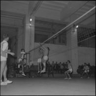 Maison Carrée. Pendant le match de volley-ball opposant le centre d'instruction du train n°160 (CIT 160) au 8e régiment d'infanterie alpine (RIA).