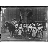 Metz (Lorraine). Voyage de Mr Poincaré. Le porte-drapeau d'un régiment pendant le défilé des troupes. [légende d'origine]