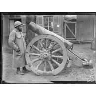 Des pièces d'artillerie allemandes et le camp de prisonniers allemands à Marcelcave.
