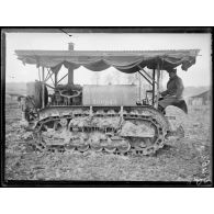 La Neuville-Sire-Bernard, un coin du parc d'artillerie. Tracteur Caterpillar. [légende d'origine]