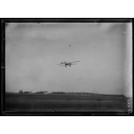 Sommier, Marne, atterrissage d'un bimoteur. [légende d'origine]