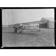 Hondschoote (Nord). Appareil Caudron bi-moteurs et armé de mitrailleuses (vue de face). [légende d'origine]