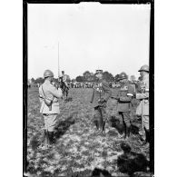 Revue des troupes par le général Gouraud. [légende d'origine]