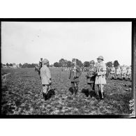 Revue des troupes par le général Gouraud. [légende d'origine]