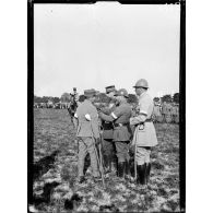 Remise de décoration à un blessé par le général Gouraud. [légende d'origine]