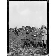 Remise de décoration à un blessé par le général Gouraud. [légende d'origine]