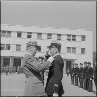 Alger. Prises d'armes. Le général Vezinet remet une décoration.