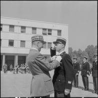 Alger. Prises d'armes. Le commandant Goldev est nommé Chevalier de la Légion d'Honneur par le Général Vezinet.