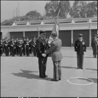 Alger. Prises d'armes. Le général Vezinet remet le drapeau au porte-drapeau de la 10e légion de gendarmerie mobile (LGM).