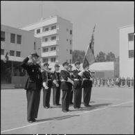 Alger. Prises d'armes. Présentation du drapeau.