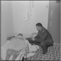 Mercier Lacombe. Assistance médicale gratuite (AMG). Le médecin effectue un dépistage.