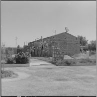 Saint-Lucien. 33e groupe mobile de sécurité (33e GMS). Construction de la salle des fêtes.