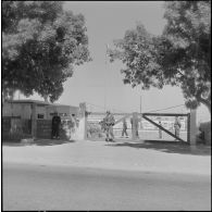 Saint-Lucien. 33e groupe mobile de sécurité (33e GMS). Porte d'entrée de leur village.