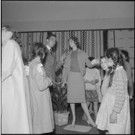 Alger. Salle Pierre Bordes. Vente de la production des cercles de solidarité féminine de l'Algérois. Un reporter de la Voix du Bled dans l'exercice de ses fonctions.