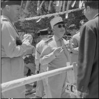 Diverses personnalités, mangeant le méchoui préparé par la 4e compagnie du 9e zouave.