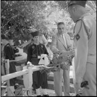 Diverses personnalités, mangeant le méchoui préparé par la 4e compagnie du 9e zouave.
