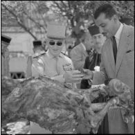 Le général Gambiez et le député Kaouah, mangent le méchoui préparé par la 4e compagnie du 9e zouave.