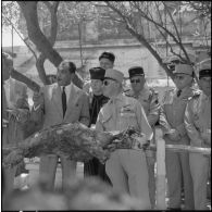 Diverses personnalités, au cours de la cérémonie traditionnelle du méchoui.